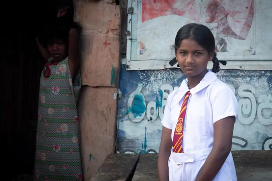 Trẻ em Sri Lanka bỏ học bán pháo hoa