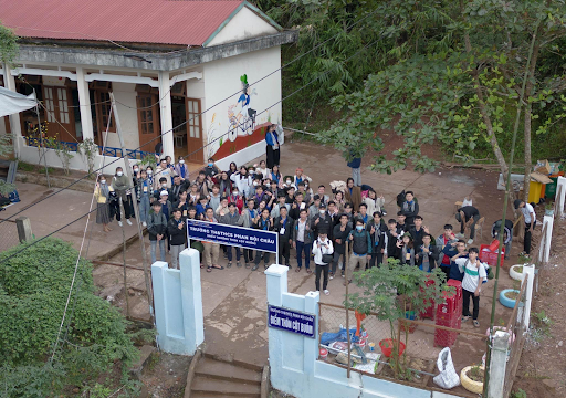 Sinh viên Bách khoa Đà Nẵng 'chở' yêu thương đến thôn Cột Buồm