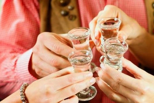  5 sai lầm khi uống rượu có thể gây tổn thương não