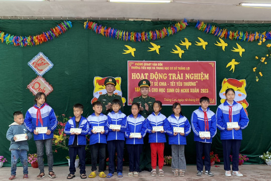 Đồn Biên phòng xã đảo Quảng Ninh tặng quà Tết cho học sinh nghèo