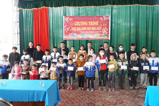 Sở GD&ĐT Nghệ An trao quà tết cho gần 200 giáo viên, học sinh khó khăn