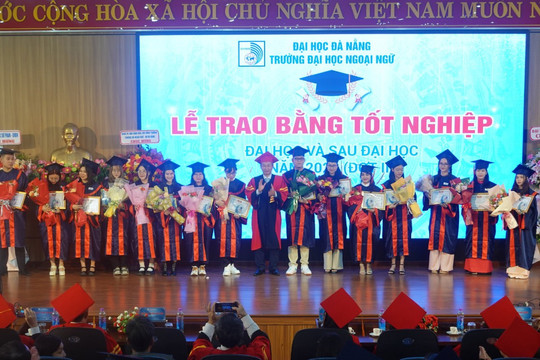 Trường ĐH Ngoại ngữ Đà Nẵng trao bằng tốt nghiệp đợt 2 năm 2022