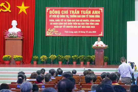 Tổng Liên đoàn lao động Việt Nam chúc Tết, tặng quà cho công nhân Vĩnh Long