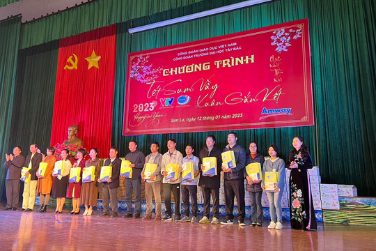 Công đoàn Giáo dục Việt Nam mang Tết sum vầy đến Tây Bắc