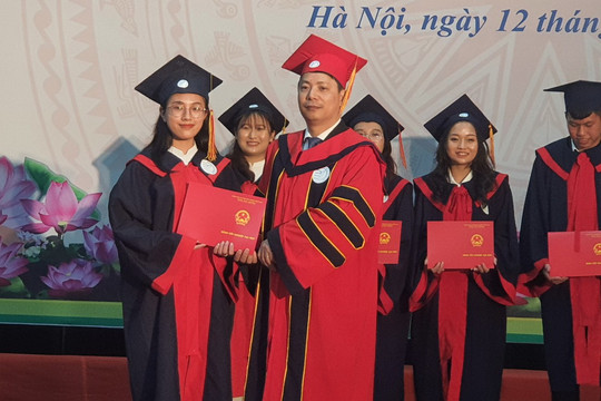 Hơn 400 sinh viên Học viện Phụ nữ Việt Nam nhận bằng tốt nghiệp