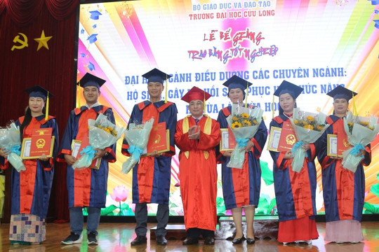 Trường ĐH Cửu Long trao bằng tốt nghiệp cho 89 cử nhân khoa học sức khỏe