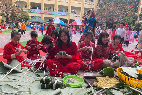 Giáo dục văn hoá truyền thống cho học sinh qua không gian Tết xưa tại trường học