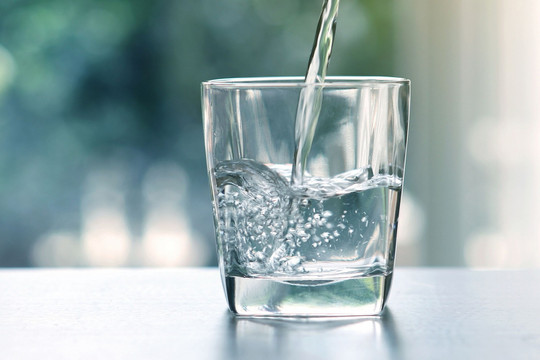 Uống nước có giúp trị mụn không?