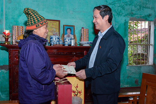 Bộ trưởng Nguyễn Kim Sơn chúc tết giáo viên khó khăn nhân dịp Tết