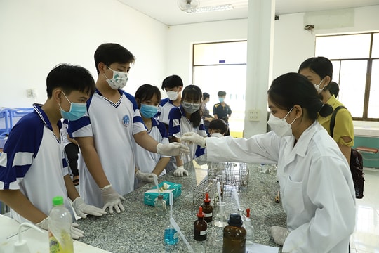 Hướng nghiệp cho học sinh bằng mô hình trải nghiệm môi trường đại học