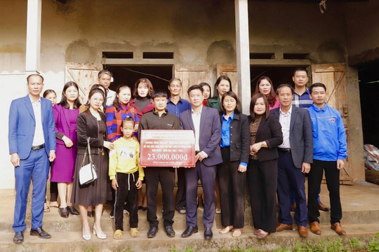 Trao tặng quỹ ‘Ngôi nhà 2000 đồng’ cho học sinh nghèo tại Thái Nguyên