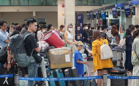 Dòng người xếp hàng dài đợi làm thủ tục ở sân bay Tân Sơn Nhất