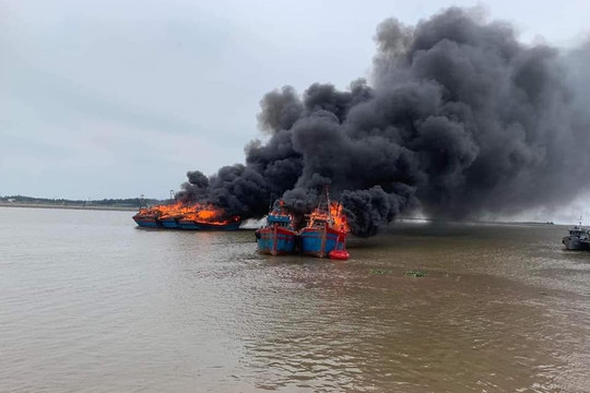 Cháy 6 tàu cá neo đậu tại cống Cồn Vinh - Nam Định