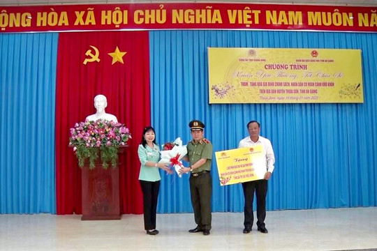 Lãnh đạo Công an Quảng Ninh cùng An Giang thăm tặng quà gia đình chính sách