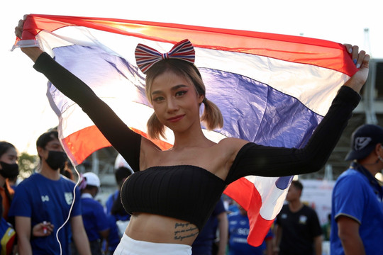 Các CĐV nữ Thái Lan và Việt Nam rộn ràng trước trận chung kết