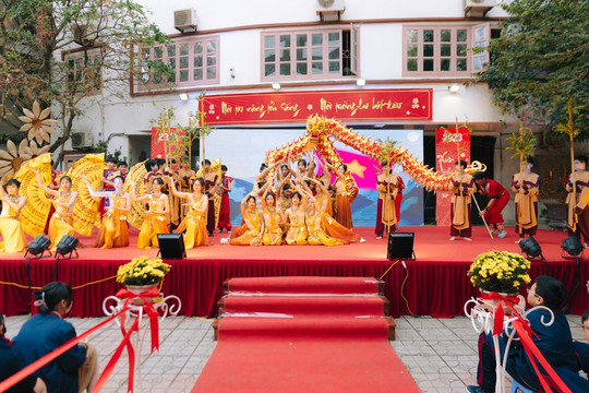Học sinh trường THCS Đoàn Thị Điểm tìm hiểu văn hóa Tết Việt