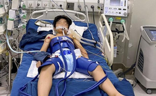 Bé trai 12 tuổi đang khỏe mạnh bỗng đột ngột ngừng tim sau một pha bắt bóng