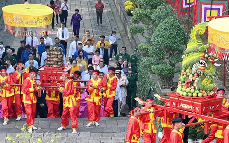 Lãnh đạo TPHCM dâng cúng bánh tét lên Quốc tổ Hùng Vương