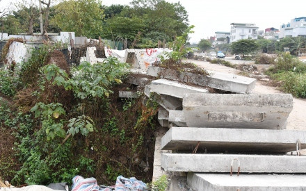 Công trường bỏ hoang ở Hà Nội mất an toàn, ô nhiễm môi trường trong dịp Tết