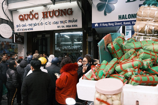 Cập nhật 28 Tết: Người dân Hà Nội đổ xô đi mua bánh chưng, giò chả, nhiều nơi xếp hàng đông nghịt