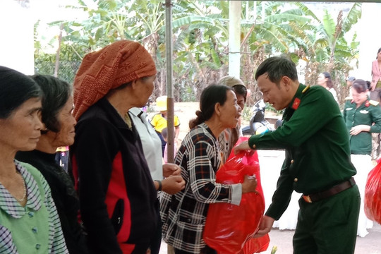 Hàng trăm suất quà được trao tặng cho bà con vùng khó Kon Tum