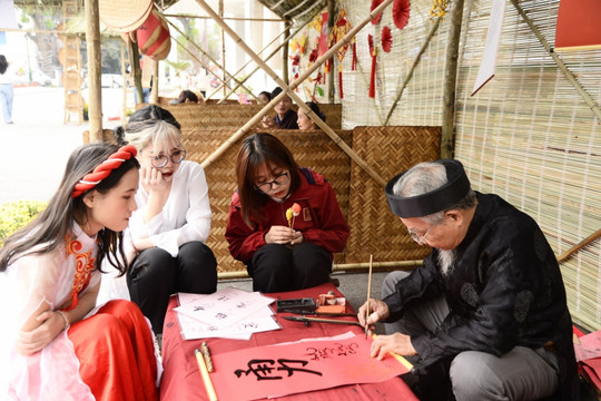 Sinh viên quốc tế trải nghiệm văn hóa Tết Việt