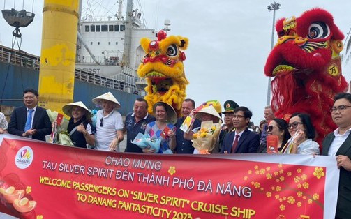 Tàu du lịch hạng sang chở hơn 400 du khách châu Âu xông đất Đà Nẵng