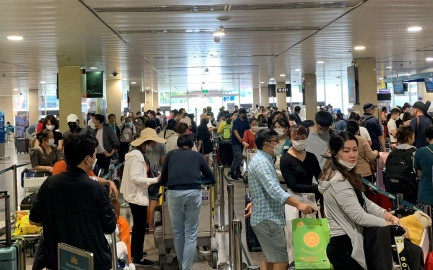 Mùng 3 Tết, khách đi sân bay Tân Sơn Nhất tăng kỷ lục