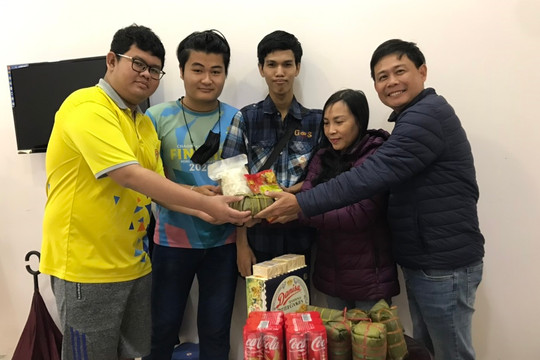 Tặng quà cho sinh viên quốc tế ở lại trường đón Tết cổ truyền Việt Nam