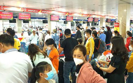Sân bay Tân Sơn Nhất căng mình vì lượng khách kỷ lục