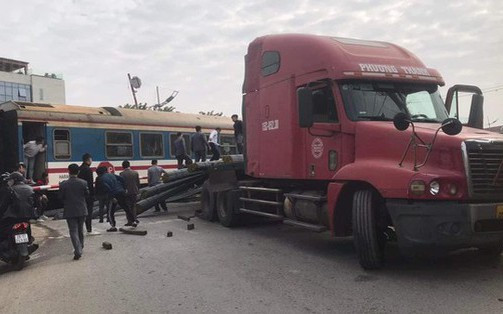 Thông tin vụ tàu hỏa tông phải xe đầu kéo ở Hà Nội