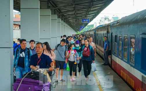 Mùng 7 tháng Giêng: Sân ga nhộn nhịp hành khách trở về TPHCM