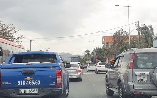 Trở lại TP HCM, nhiều tài xế ngán ngẩm cảnh kẹt xe kéo dài trên Quốc lộ 1A