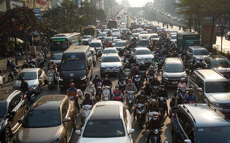 Hơn 9 giờ sáng ô tô vẫn nhích từng mét, giao thông Thủ đô trở lại 'bình thường'