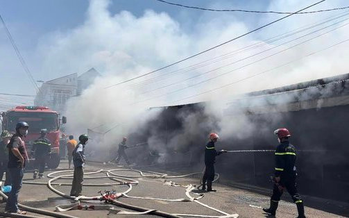 Cháy dữ dội 8 ki-ốt sau chợ Long Khánh