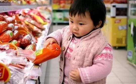 Con cái lấy đồ trong siêu thị, cha mẹ cần làm gì?