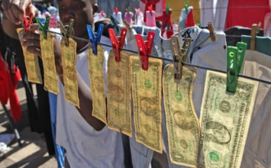 Phơi tiền đô la ngay giữa chợ, nghề “lạ” cứu sống người dân ở quốc gia này