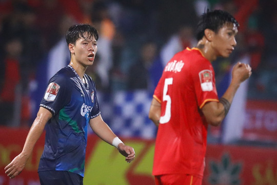 Cầu thủ Việt kiều đen đủi gặp ngay Văn Hậu ngày ra mắt V.League