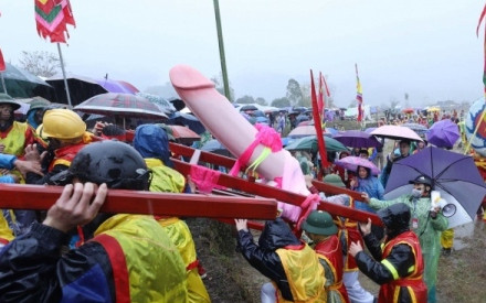 Đội mưa xem rước sinh thực khí ở lễ hội Ná Nhèm