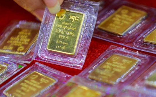 Người Việt mua vàng tích trữ, cửa hàng vàng lãi đậm