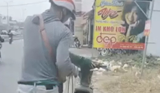 Video chàng trai một chân tặng xăng cho cô gái dong bộ xe máy