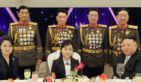 Ông Kim Jong-un đưa vợ và con gái tới doanh trại quân đội
