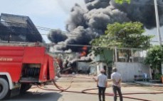 Cháy lớn ở cảng cá Quy Nhơn, 2 người thương vong