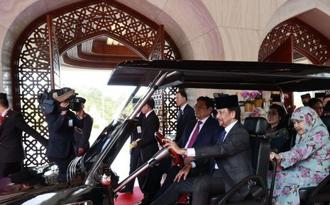 Quốc vương Brunei lái xe điện đưa Thủ tướng và Phu nhân trong hoàng cung