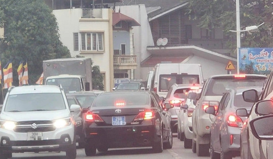 Xe biển xanh của Thành uỷ Hà Nội lấn làn vi phạm luật giao thông