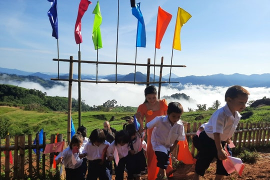 Mang yêu thương đến ngôi trường cổ tích Tắk Pổ