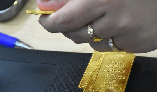 Giá vàng hôm nay 13-2: Vàng trang sức 24K chỉ chênh lệch 1,5 triệu đồng với thế giới