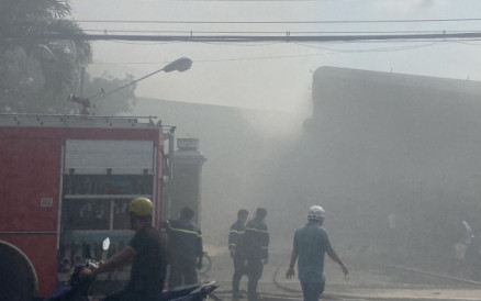 Cháy lớn tại kho chứa nguyên liệu chế biến thức ăn chăn nuôi ở Tiền Giang