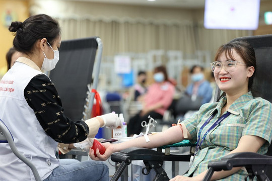 Hàng nghìn đơn vị máu được trao tặng trong chương trình 'Chủ nhật Đỏ'