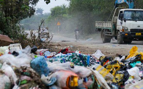 Người dân dựng lán chặn xe vào bãi rác Xuân Sơn